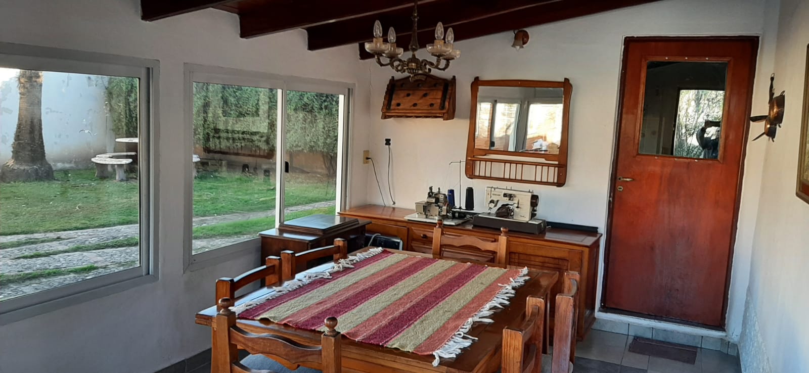 Comedor con ventanales al parque