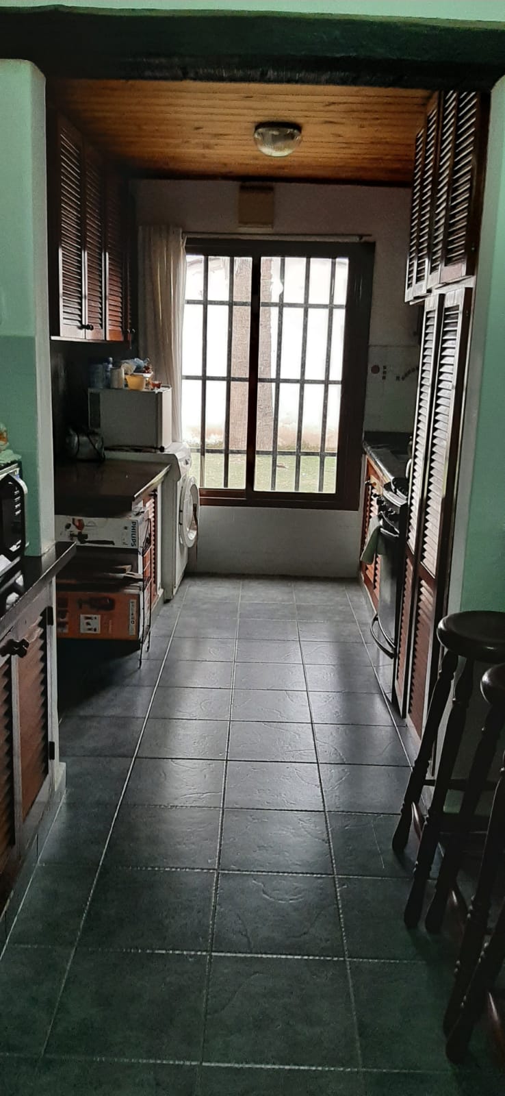 Galería interna con puertas de madera