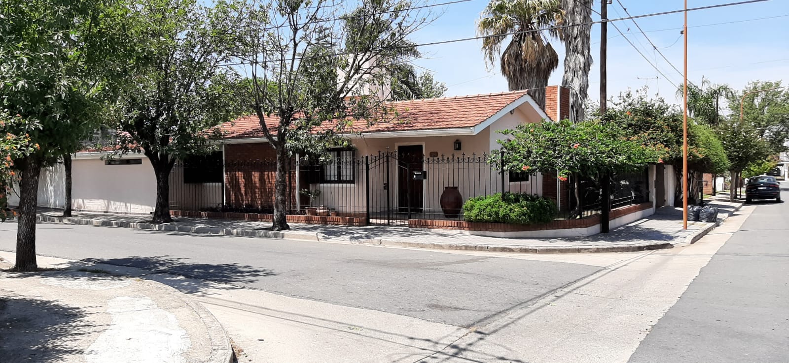 Frente y jardín de la casa familiar en venta en Alta Gracia