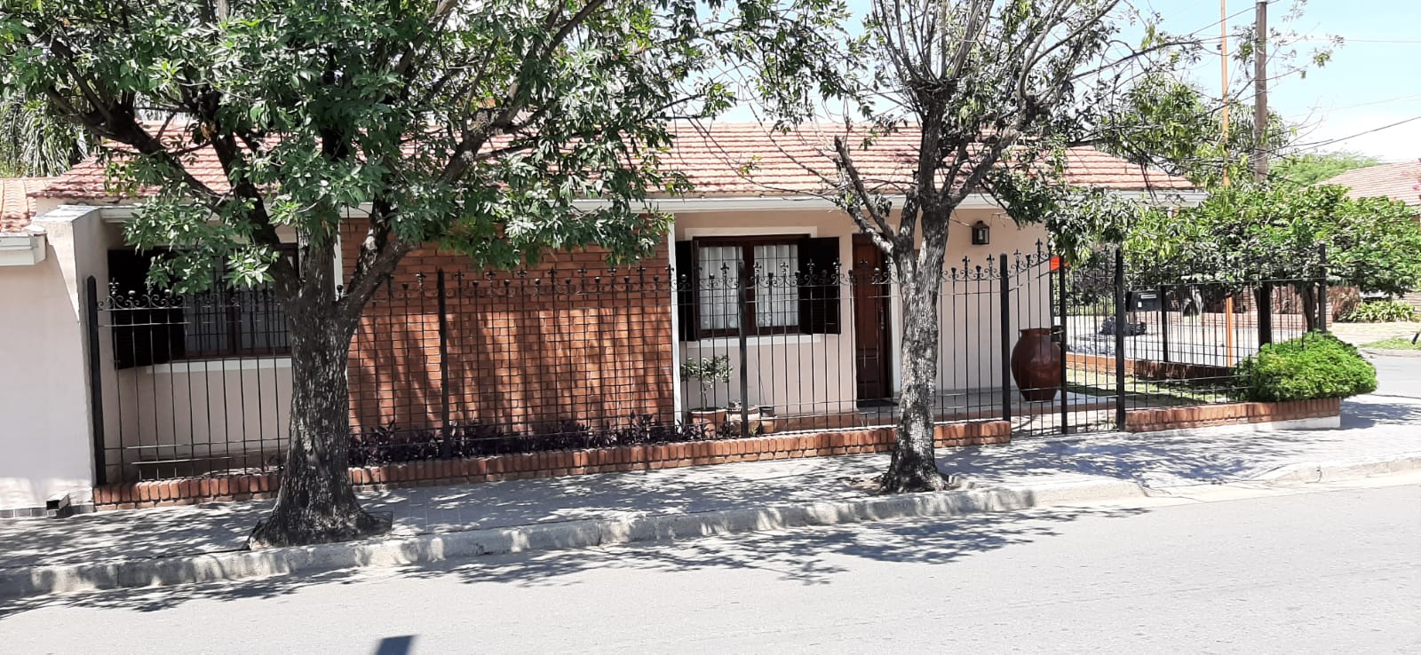 Frente de la casa entre los árboles