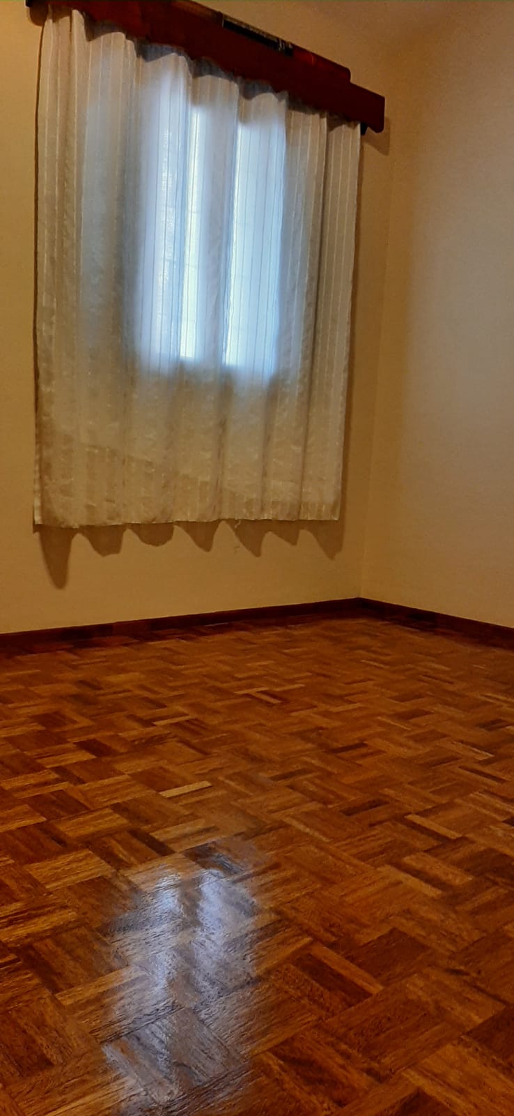 Dormitorio amplio con ventanal